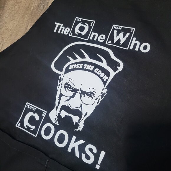 THE ONES WHO COOKS BLACK BBQ COOKING APRON. BREAKING BAD. WALKTER. GUC - Picture 3 of 4
